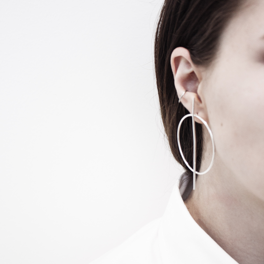 Tired of jewelry that irritates your skin? Here's how to wear them comfortably!